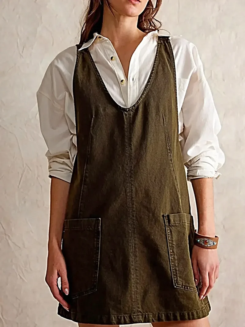 Luxe denim tankjurk met oversized V-hals en voorzakken - perfect voor elke gelegenheid.