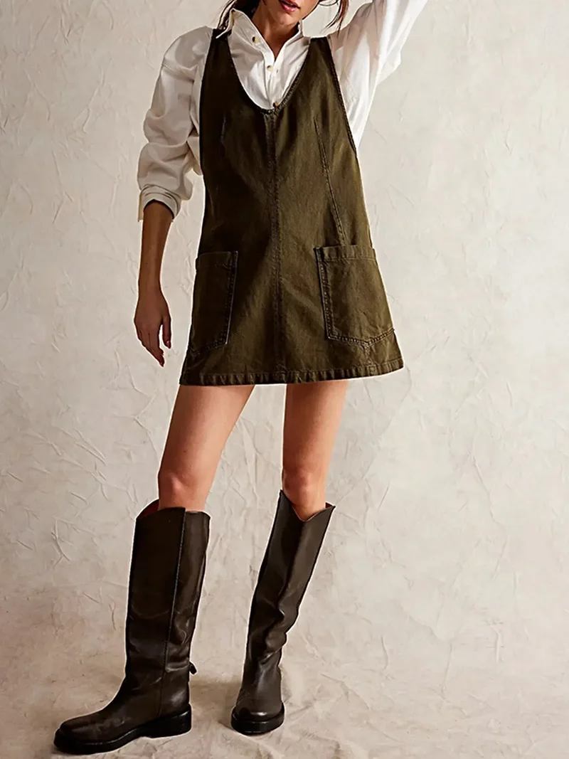Luxe denim tankjurk met oversized V-hals en voorzakken - perfect voor elke gelegenheid.