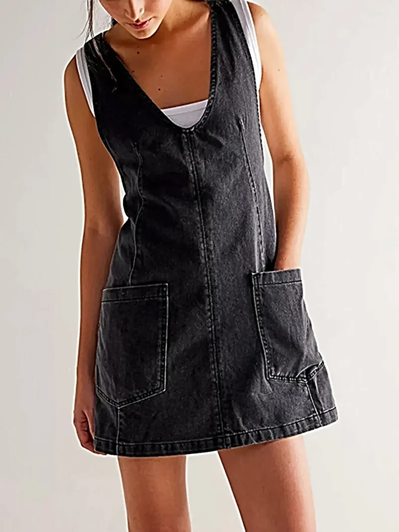 Luxe denim tankjurk met oversized V-hals en voorzakken - perfect voor elke gelegenheid.