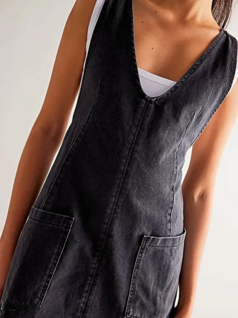 Luxe denim tankjurk met oversized V-hals en voorzakken - perfect voor elke gelegenheid.