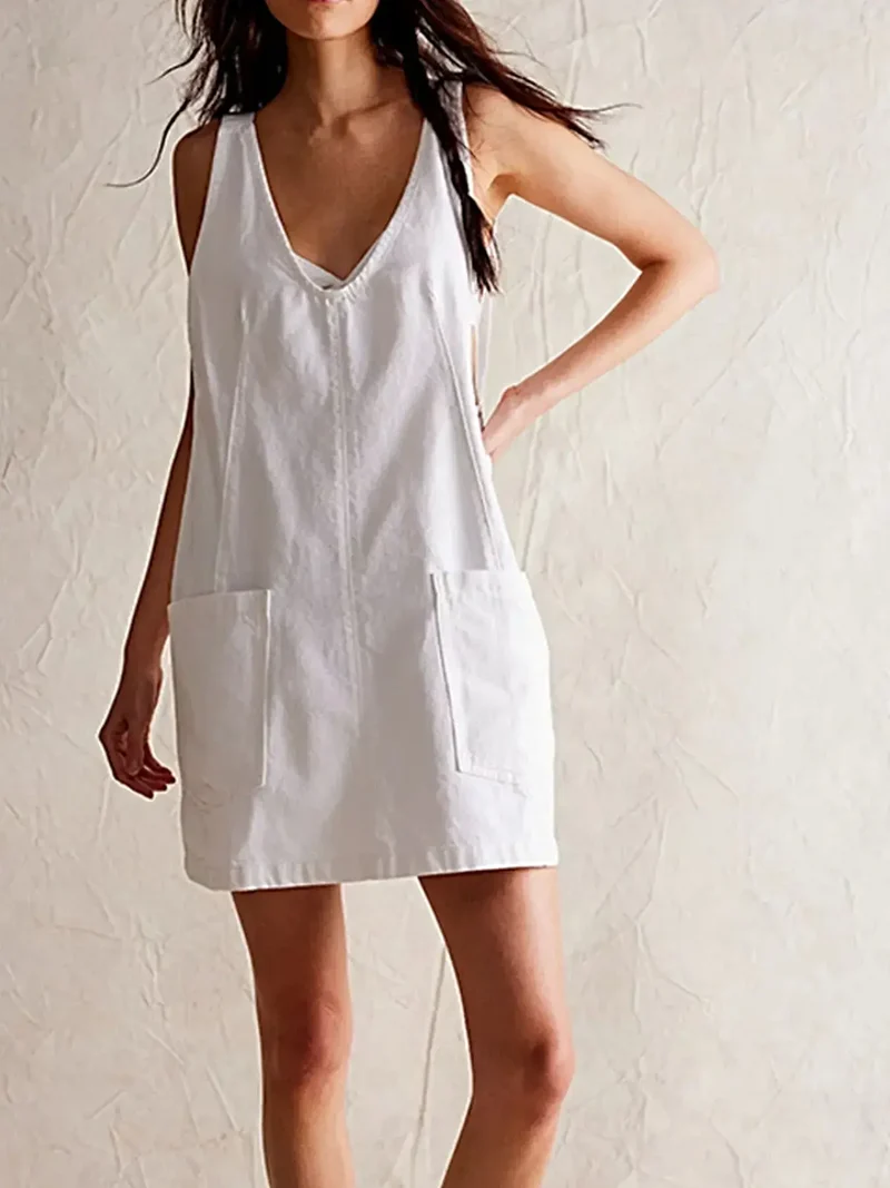 Luxe denim tankjurk met oversized V-hals en voorzakken - perfect voor elke gelegenheid.