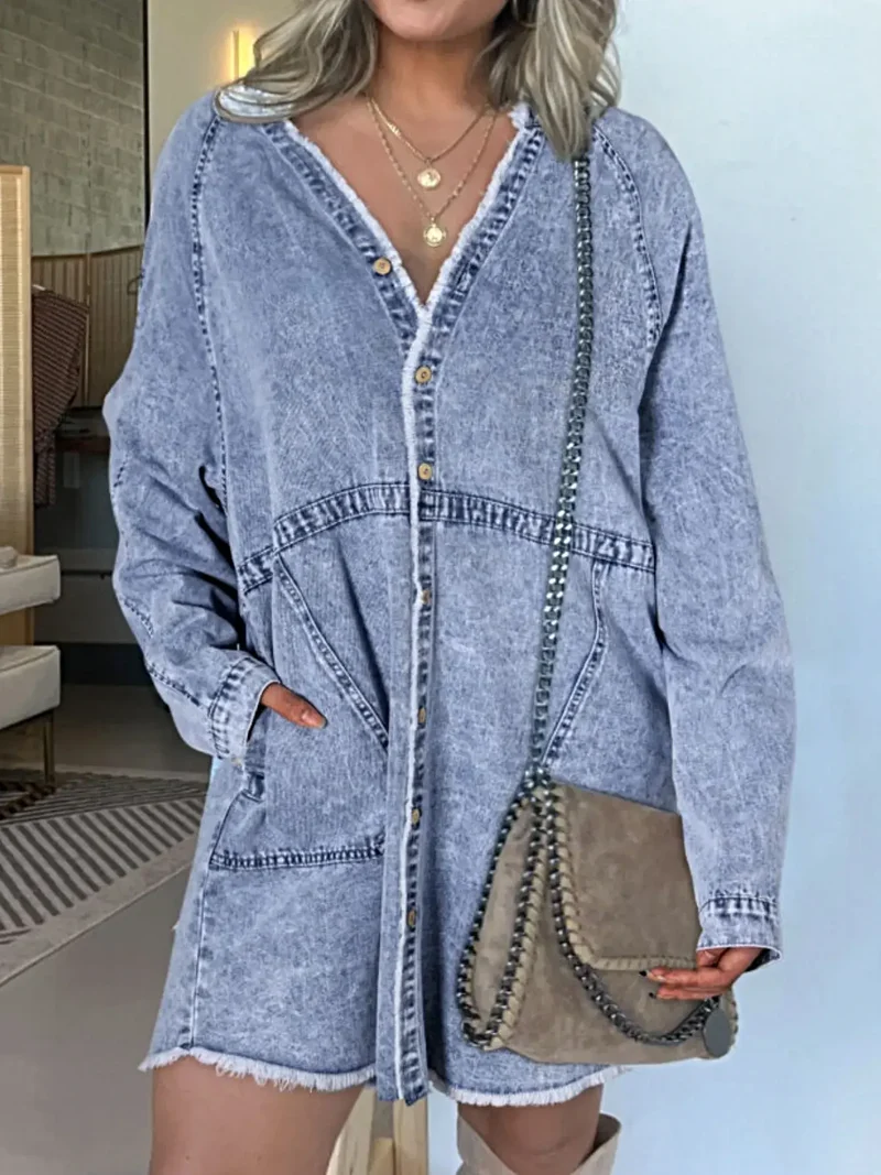 Luxe denim overhemdjurk in grote maat, met knoopsluiting aan de voorkant, lange mouwen, oversized model en zakken.