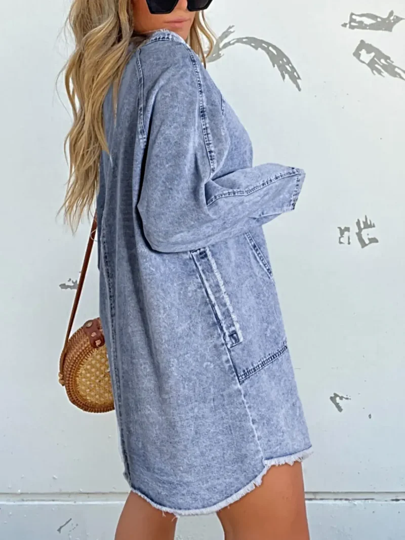 Luxe denim overhemdjurk in grote maat, met knoopsluiting aan de voorkant, lange mouwen, oversized model en zakken.