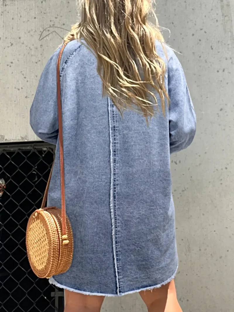 Luxe denim overhemdjurk in grote maat, met knoopsluiting aan de voorkant, lange mouwen, oversized model en zakken.