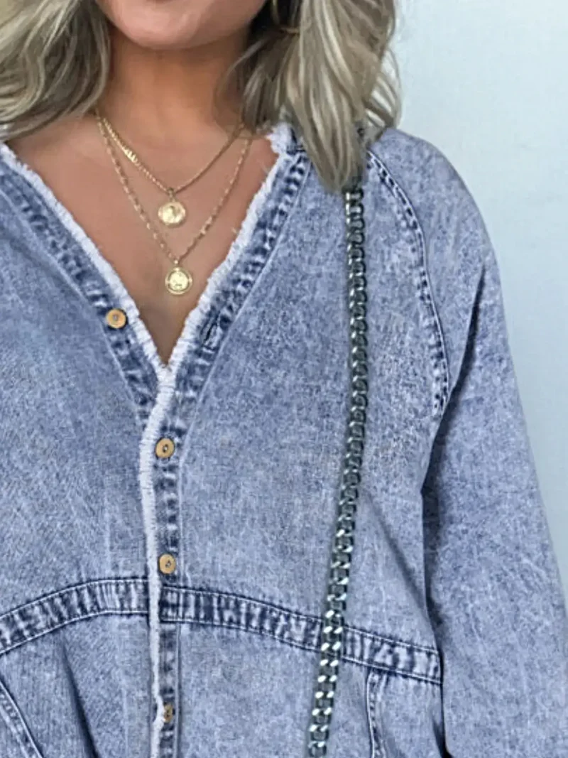 Luxe denim overhemdjurk in grote maat, met knoopsluiting aan de voorkant, lange mouwen, oversized model en zakken.