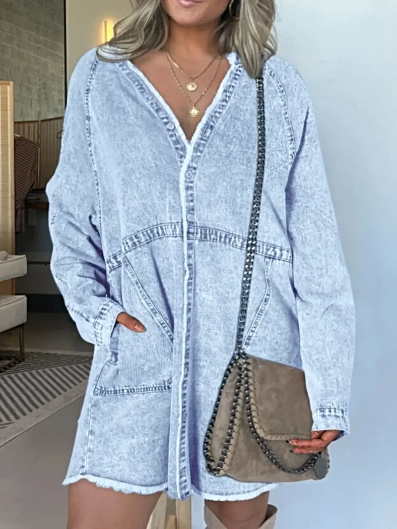 Luxe denim overhemdjurk in grote maat, met knoopsluiting aan de voorkant, lange mouwen, oversized model en zakken.