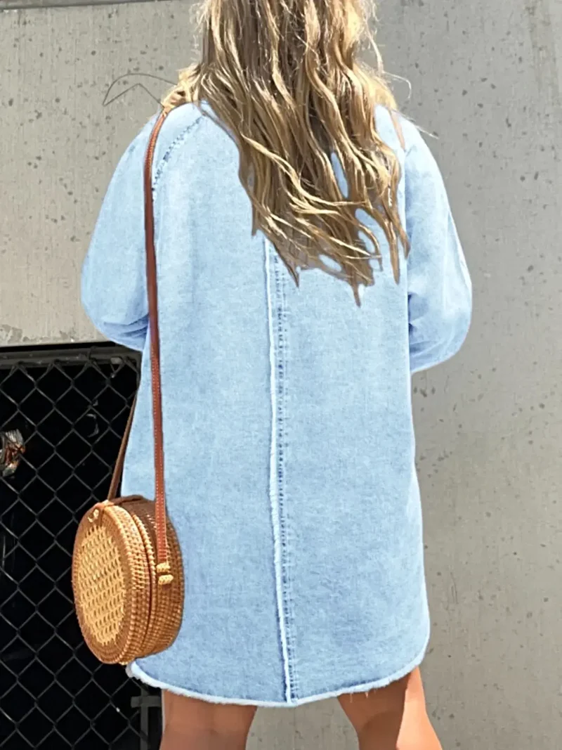 Luxe denim overhemdjurk in grote maat, met knoopsluiting aan de voorkant, lange mouwen, oversized model en zakken.