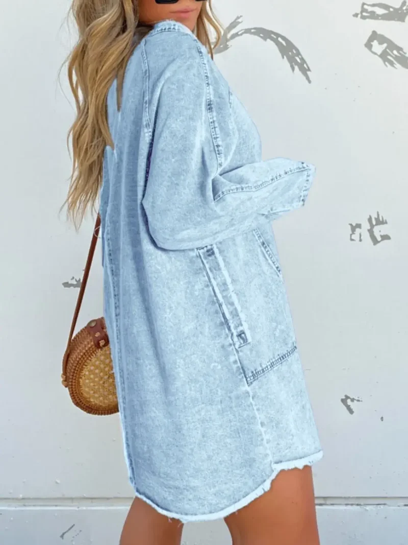 Luxe denim overhemdjurk in grote maat, met knoopsluiting aan de voorkant, lange mouwen, oversized model en zakken.