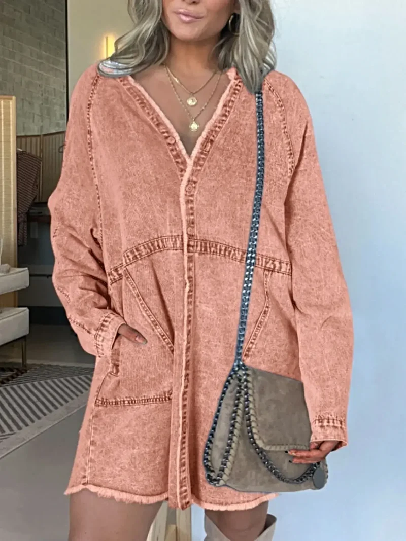 Luxe denim overhemdjurk in grote maat, met knoopsluiting aan de voorkant, lange mouwen, oversized model en zakken.