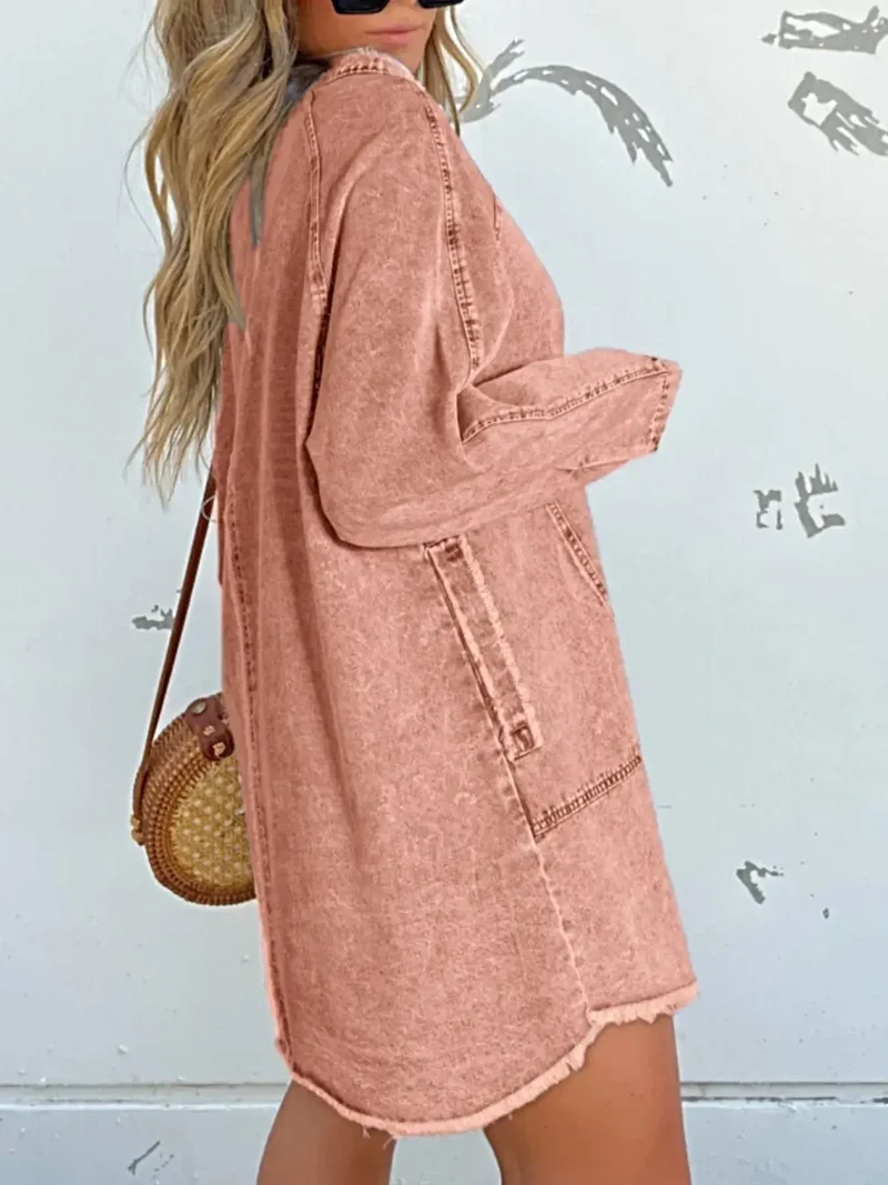 Luxe denim overhemdjurk in grote maat, met knoopsluiting aan de voorkant, lange mouwen, oversized model en zakken.