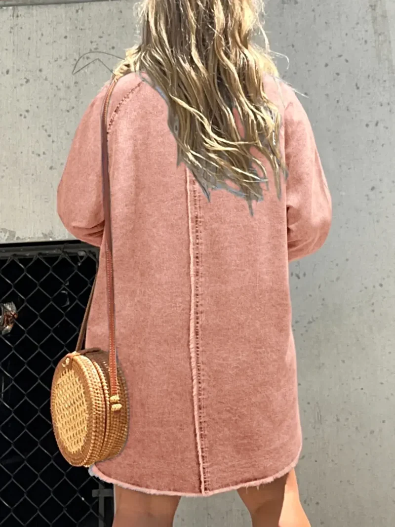 Luxe denim overhemdjurk in grote maat, met knoopsluiting aan de voorkant, lange mouwen, oversized model en zakken.