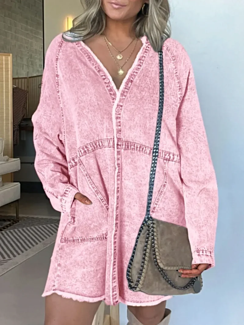 Luxe denim overhemdjurk in grote maat, met knoopsluiting aan de voorkant, lange mouwen, oversized model en zakken.