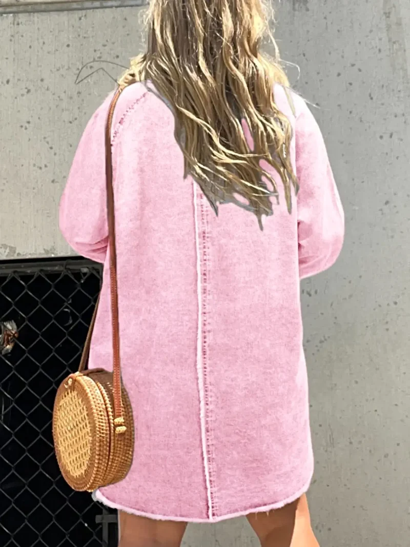 Luxe denim overhemdjurk in grote maat, met knoopsluiting aan de voorkant, lange mouwen, oversized model en zakken.