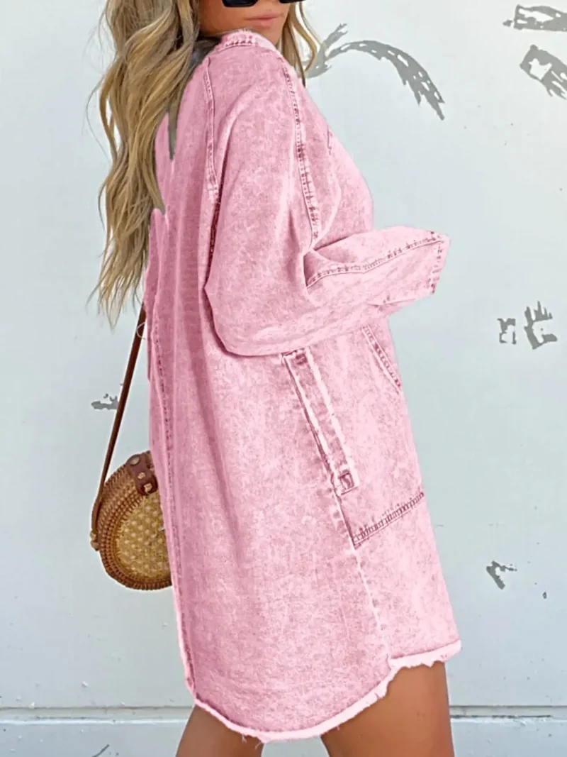 Luxe denim overhemdjurk in grote maat, met knoopsluiting aan de voorkant, lange mouwen, oversized model en zakken.