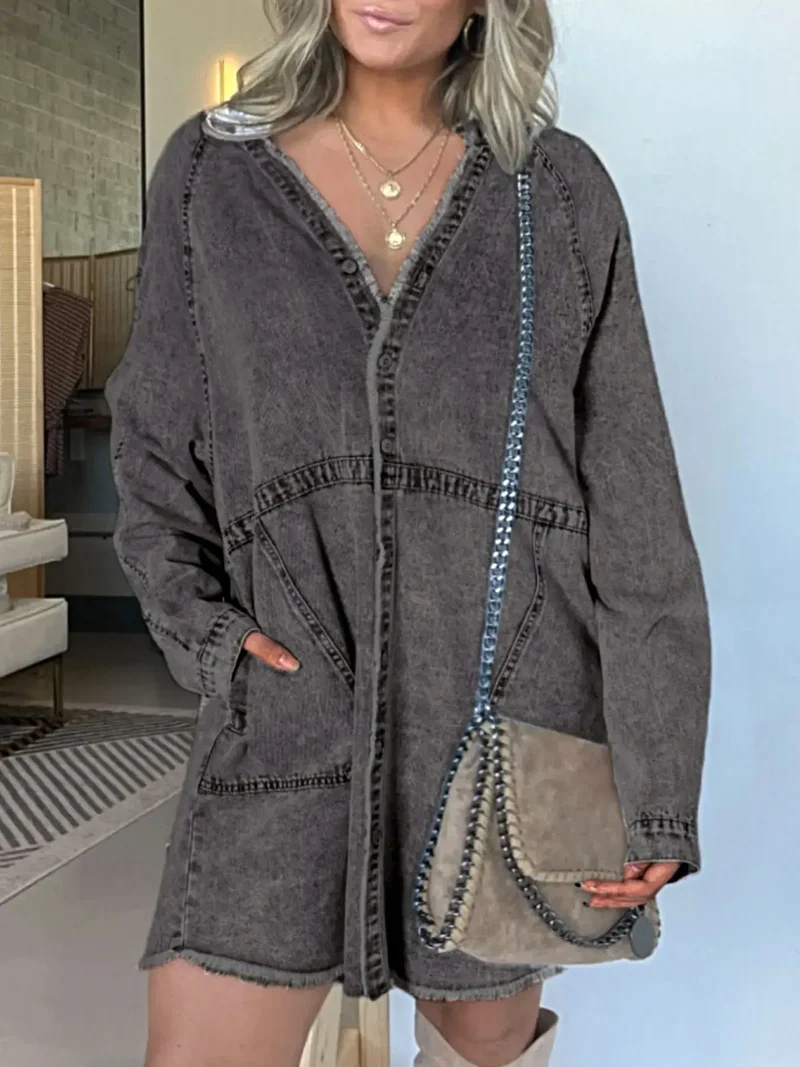 Luxe denim overhemdjurk in grote maat, met knoopsluiting aan de voorkant, lange mouwen, oversized model en zakken.