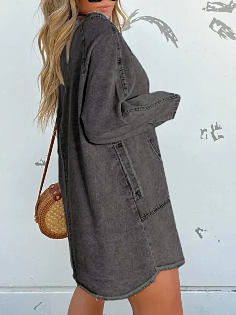 Luxe denim overhemdjurk in grote maat, met knoopsluiting aan de voorkant, lange mouwen, oversized model en zakken.
