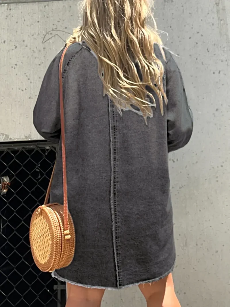 Luxe denim overhemdjurk in grote maat, met knoopsluiting aan de voorkant, lange mouwen, oversized model en zakken.