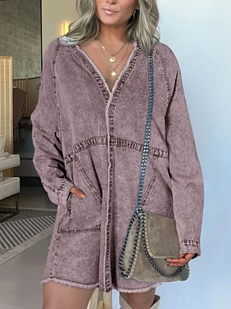 Luxe denim overhemdjurk in grote maat, met knoopsluiting aan de voorkant, lange mouwen, oversized model en zakken.