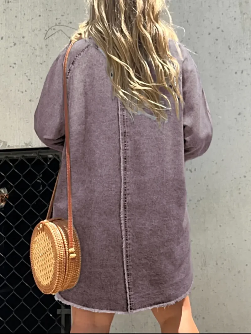 Luxe denim overhemdjurk in grote maat, met knoopsluiting aan de voorkant, lange mouwen, oversized model en zakken.