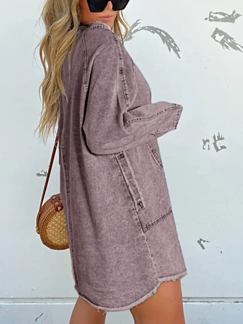 Luxe denim overhemdjurk in grote maat, met knoopsluiting aan de voorkant, lange mouwen, oversized model en zakken.