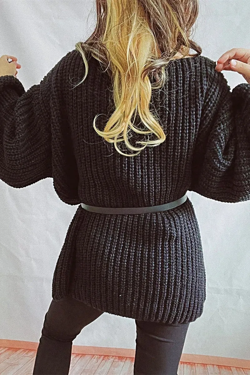 Comfortabele mini-trui-jurk met riem, boothals en verlaagde schouders, met een gemiddelde stretch.