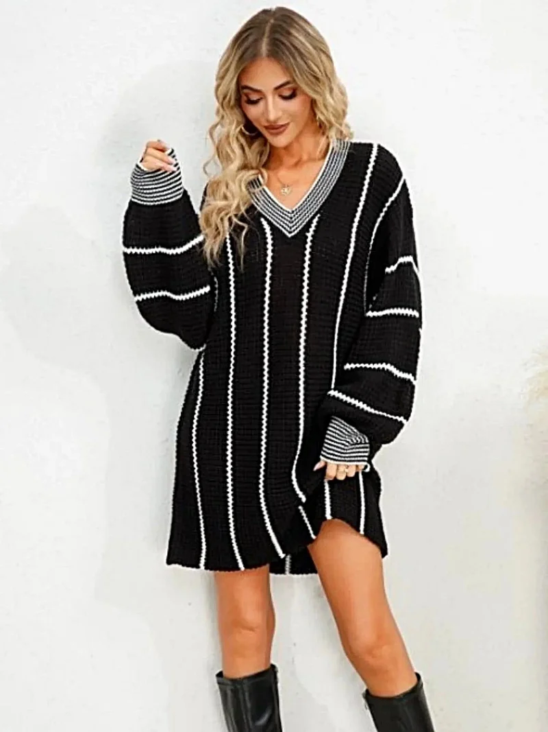 Gestreepte sweaterjurk met V-hals, lange mouwen en een elegant, elastisch mini-silhouet.