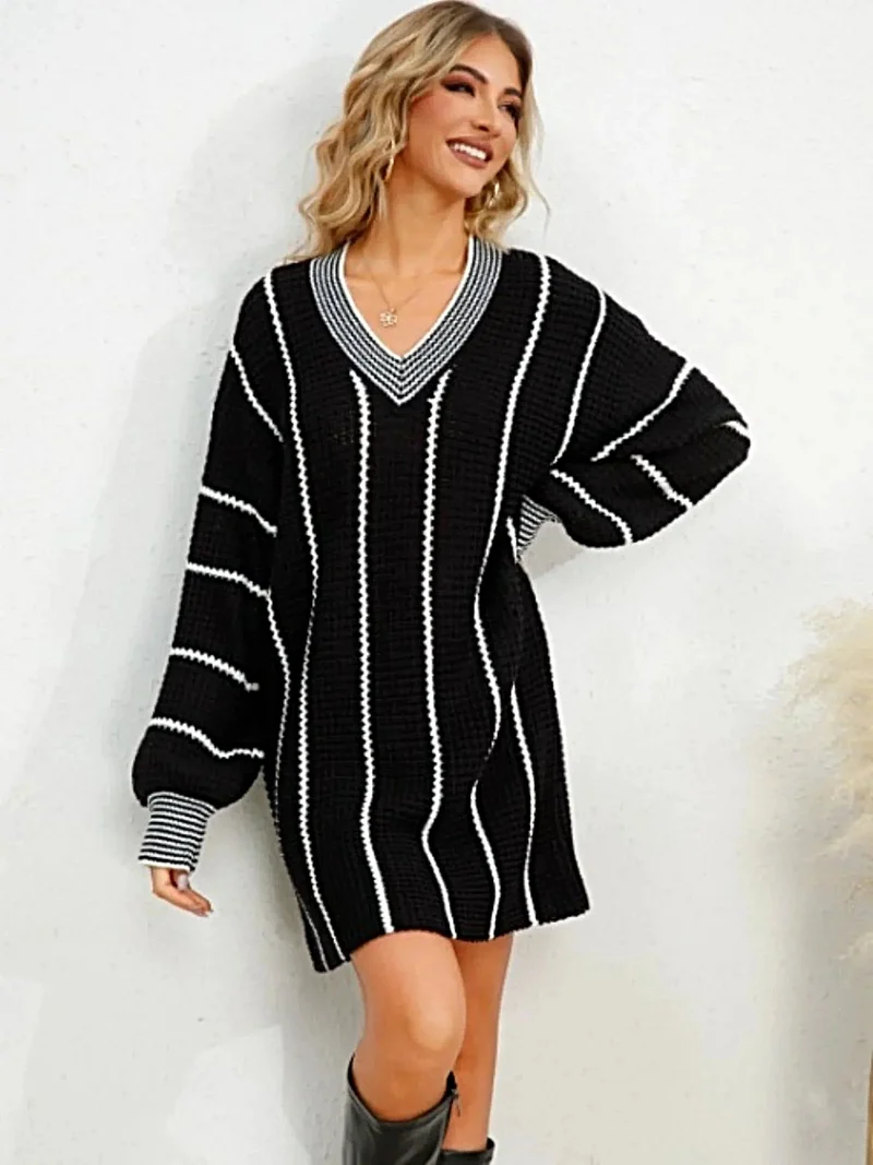 Gestreepte sweaterjurk met V-hals, lange mouwen en een elegant, elastisch mini-silhouet.