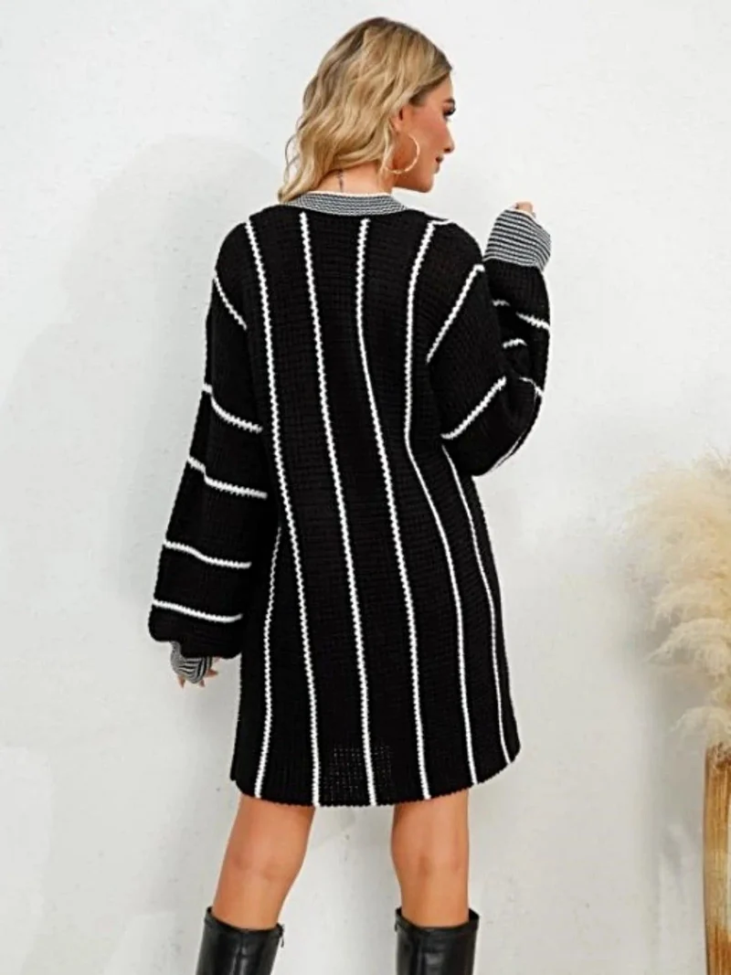 Gestreepte sweaterjurk met V-hals, lange mouwen en een elegant, elastisch mini-silhouet.