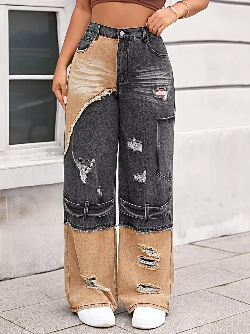 Stijlvolle tweekleurige jeans met scheuren en wijde pijpen, een verwassen look en zakken.