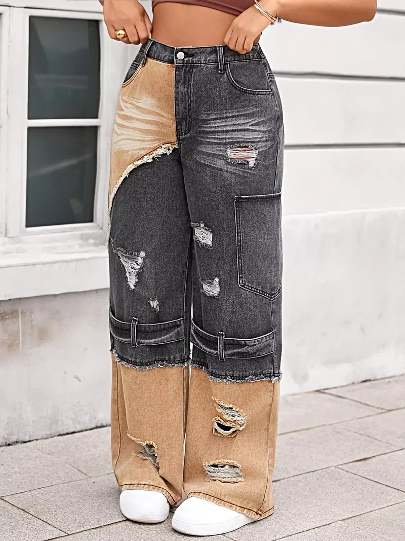 Stijlvolle tweekleurige jeans met scheuren en wijde pijpen, een verwassen look en zakken.