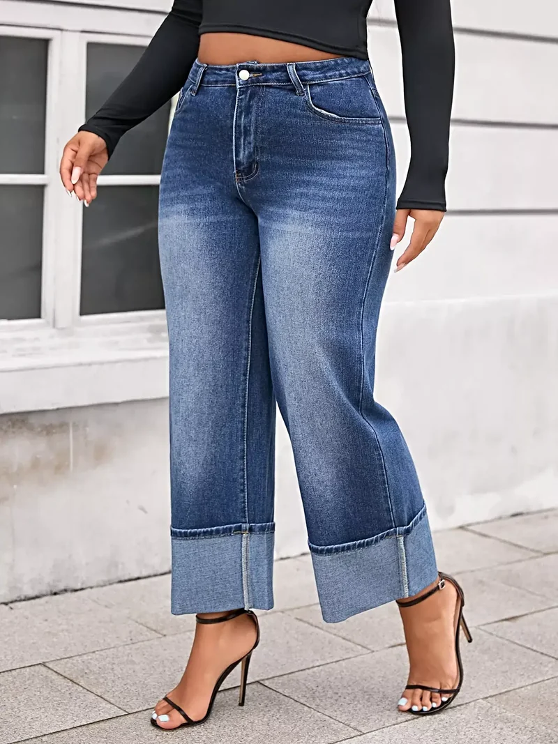 Luxe plus-size jeans met wijde pijpen, hoge taille en omgeslagen boorden - licht elastisch en comfortabel.