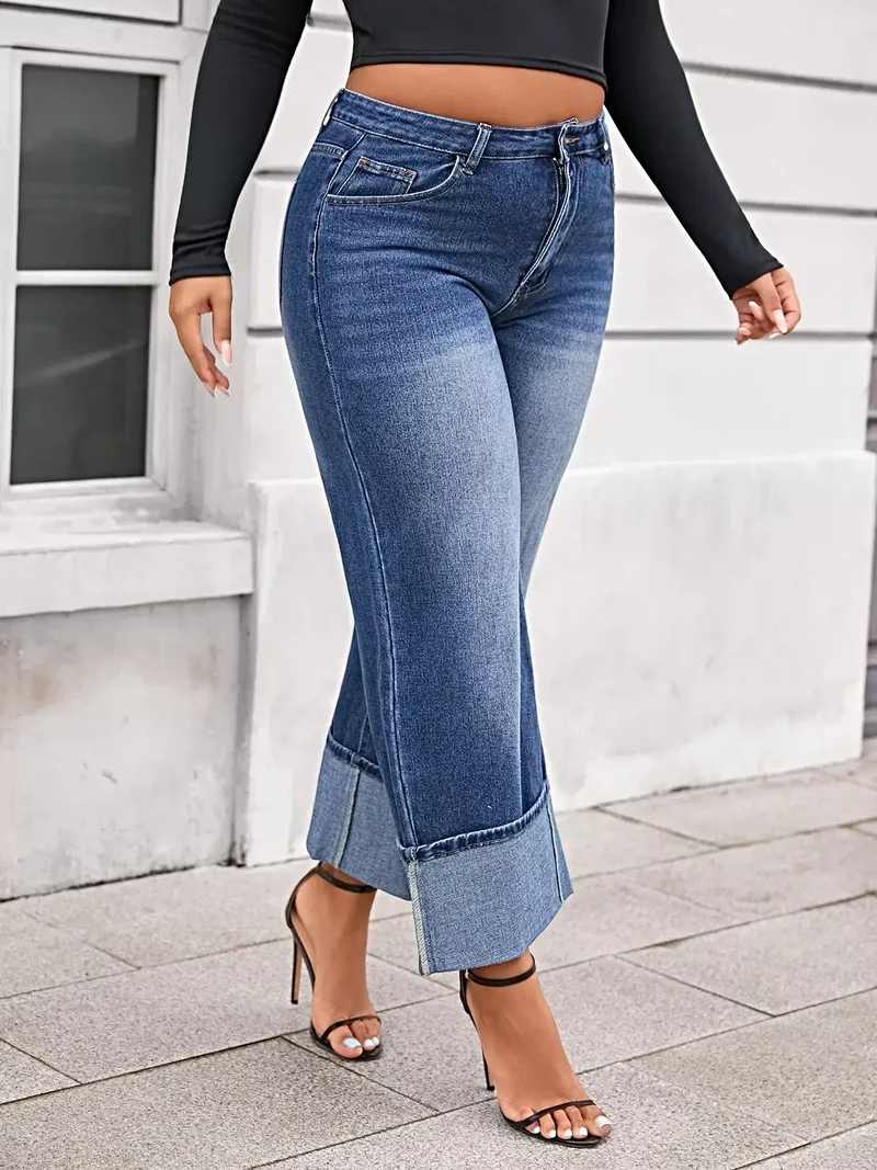 Luxe plus-size jeans met wijde pijpen, hoge taille en omgeslagen boorden - licht elastisch en comfortabel.