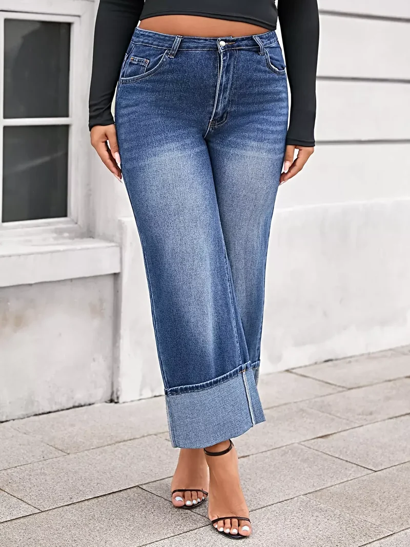 Luxe plus-size jeans met wijde pijpen, hoge taille en omgeslagen boorden - licht elastisch en comfortabel.