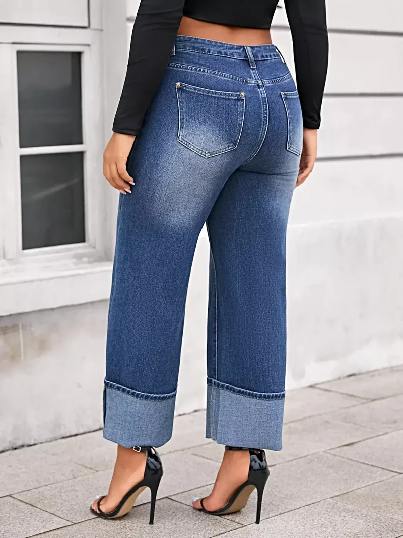 Luxe plus-size jeans met wijde pijpen, hoge taille en omgeslagen boorden - licht elastisch en comfortabel.