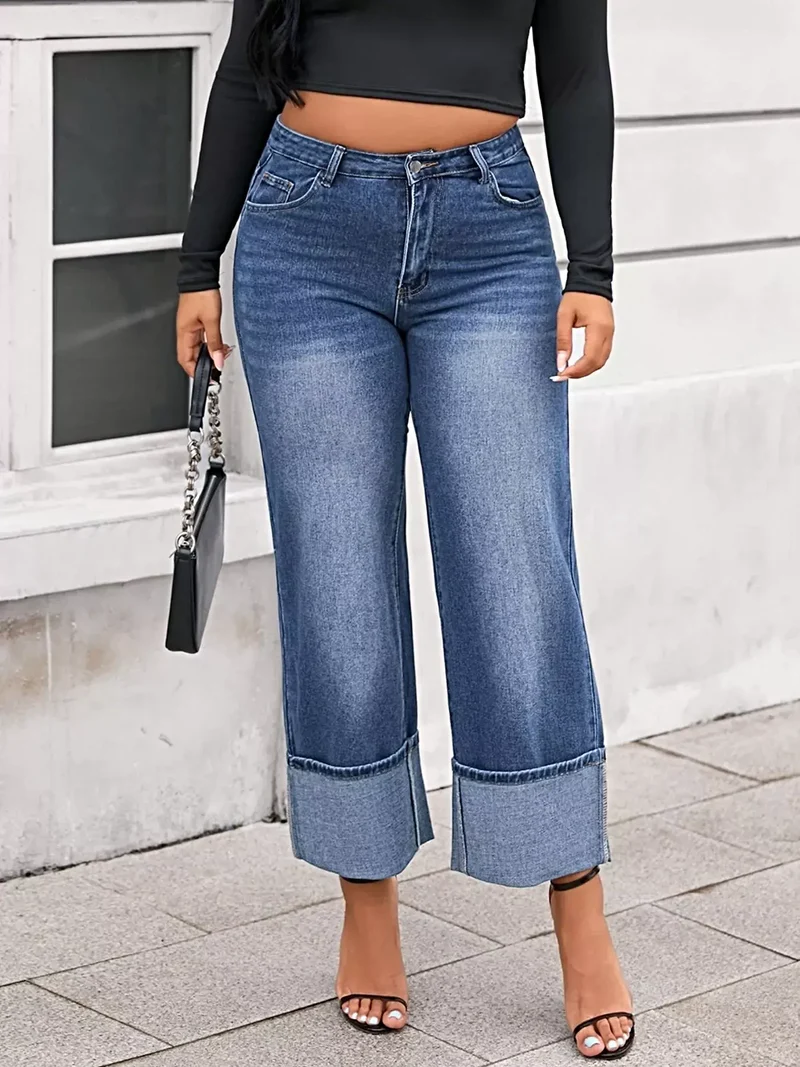 Luxe plus-size jeans met wijde pijpen, hoge taille en omgeslagen boorden - licht elastisch en comfortabel.
