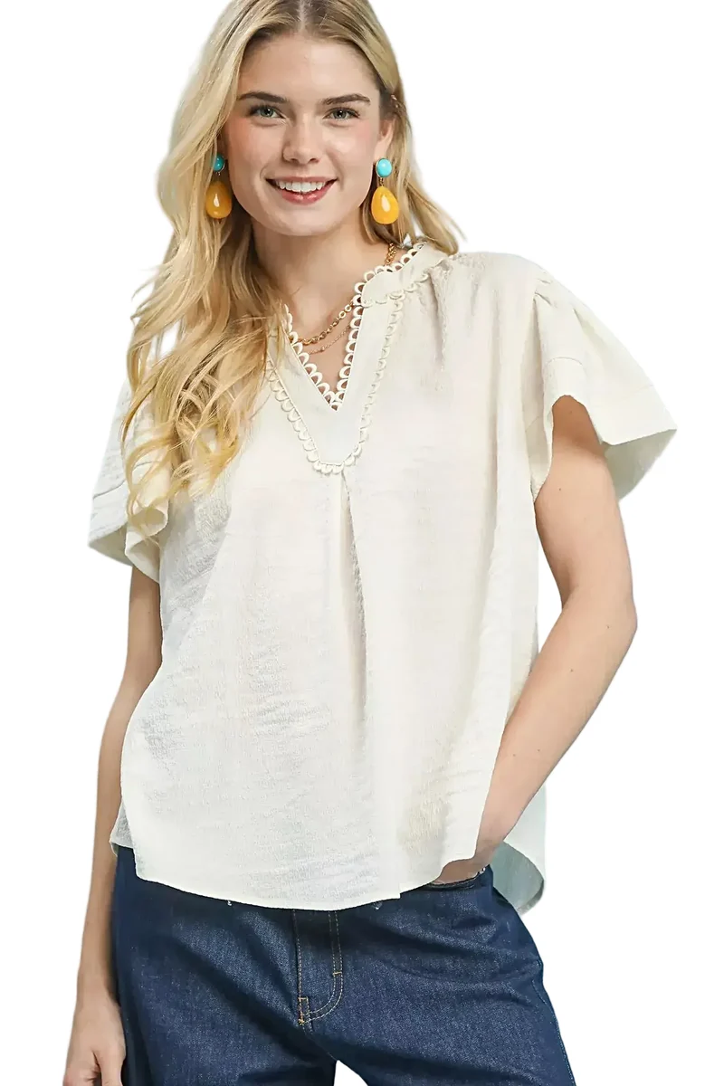Seersucker top met korte mouwen, kanten afwerking en split V-hals - elegant ontwerp met zwierige mouwen