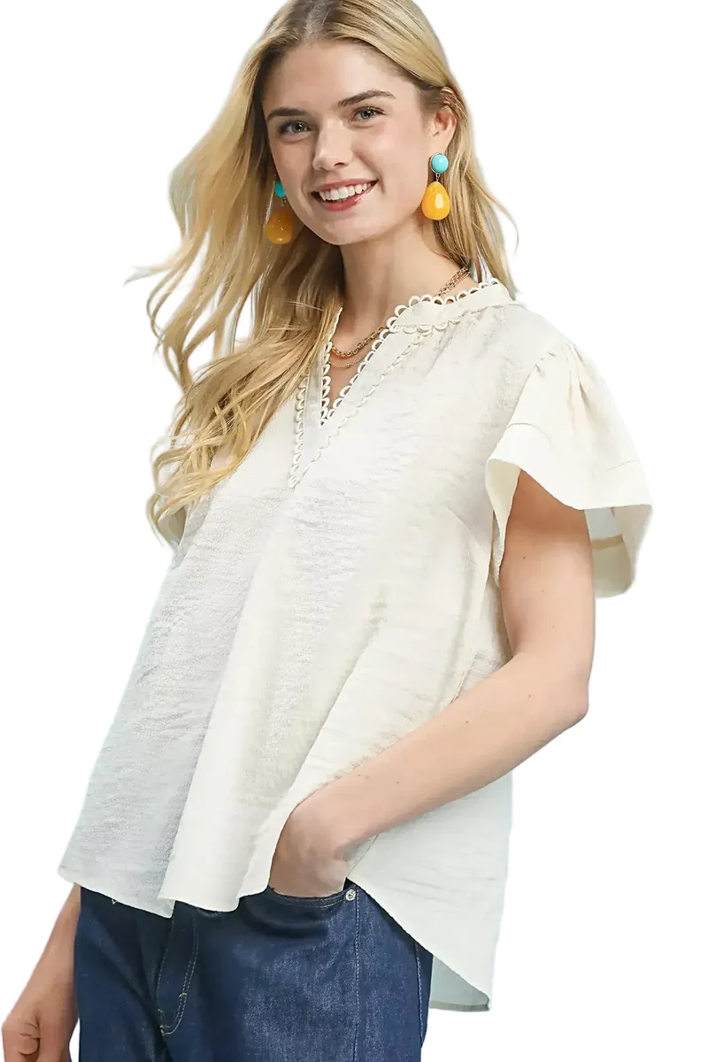 Seersucker top met korte mouwen, kanten afwerking en split V-hals - elegant ontwerp met zwierige mouwen