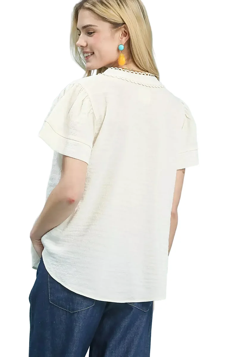 Seersucker top met korte mouwen, kanten afwerking en split V-hals - elegant ontwerp met zwierige mouwen