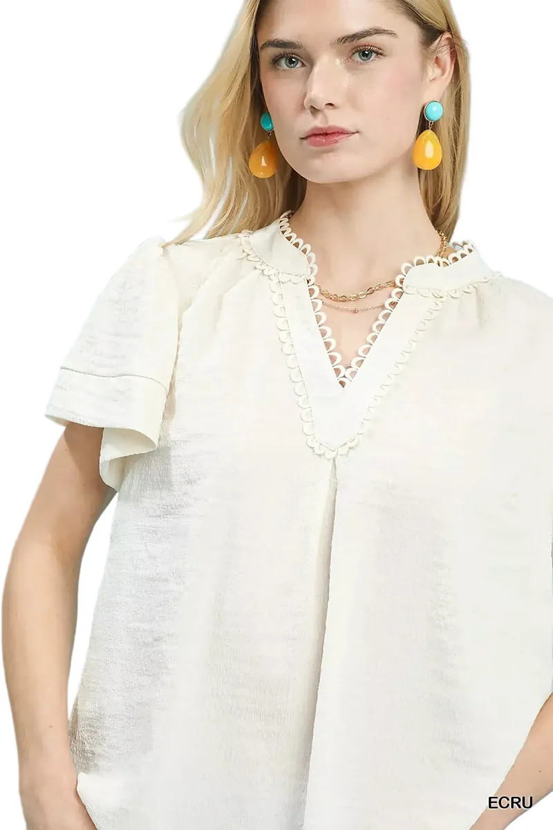Seersucker top met korte mouwen, kanten afwerking en split V-hals - elegant ontwerp met zwierige mouwen