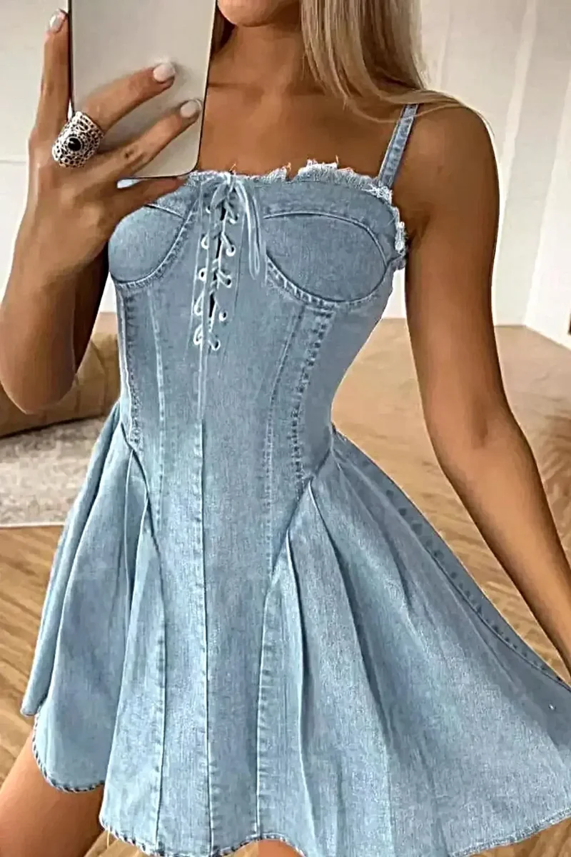 Stijlvolle denim cami-jurk met vetersluiting en onafgewerkte zoom - een luxe look voor elke gelegenheid.