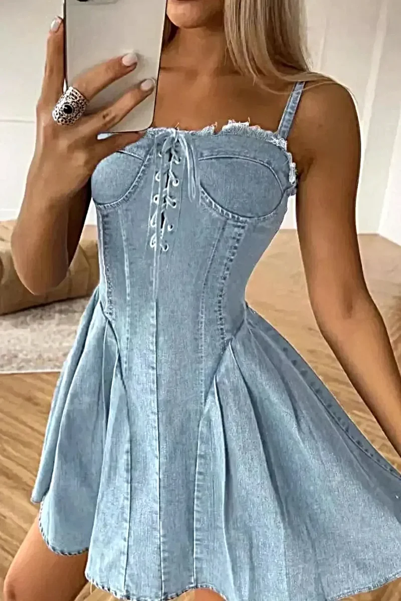 Stijlvolle denim cami-jurk met vetersluiting en onafgewerkte zoom - een luxe look voor elke gelegenheid.