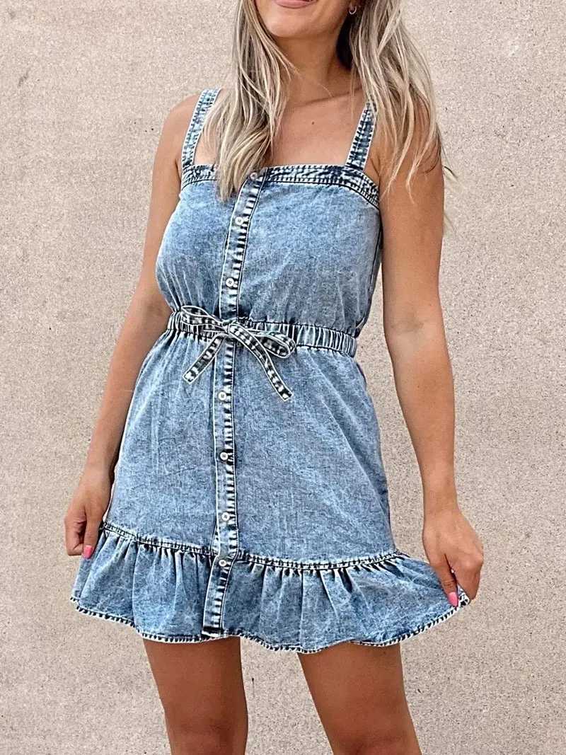 Elegant denim minijurkje met ruches aan de zoom, strikceintuur en zakken.