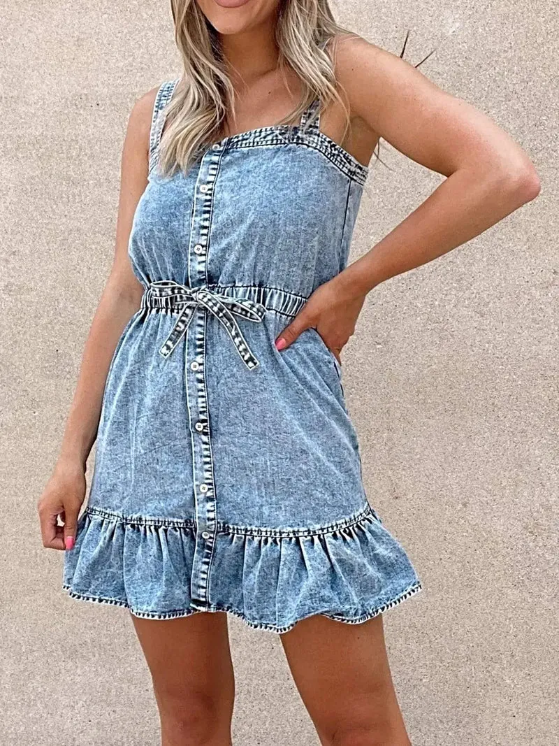 Elegant denim minijurkje met ruches aan de zoom, strikceintuur en zakken.