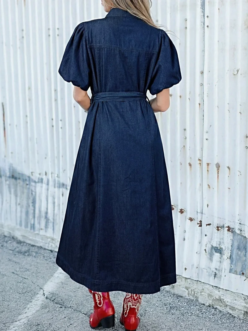 Stijlvolle denim jurk met ceintuur en knoopsluiting, klassieke midi-lengte, 100% katoen, niet-elastisch.