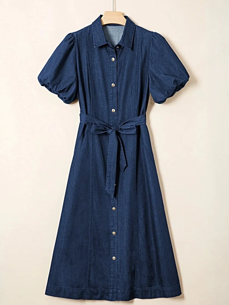 Stijlvolle denim jurk met ceintuur en knoopsluiting, klassieke midi-lengte, 100% katoen, niet-elastisch.