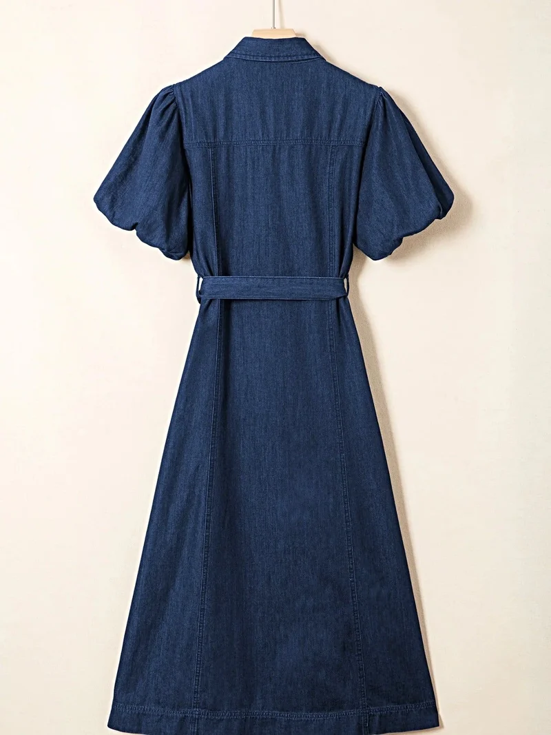 Stijlvolle denim jurk met ceintuur en knoopsluiting, klassieke midi-lengte, 100% katoen, niet-elastisch.