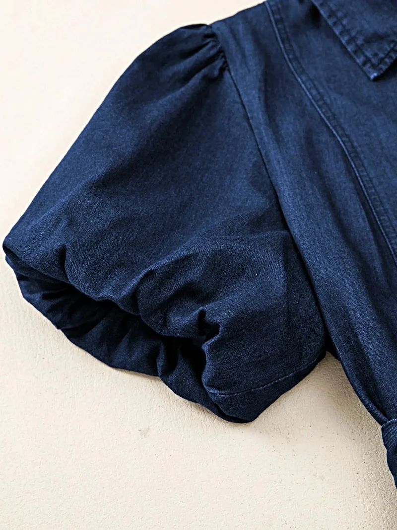 Stijlvolle denim jurk met ceintuur en knoopsluiting, klassieke midi-lengte, 100% katoen, niet-elastisch.