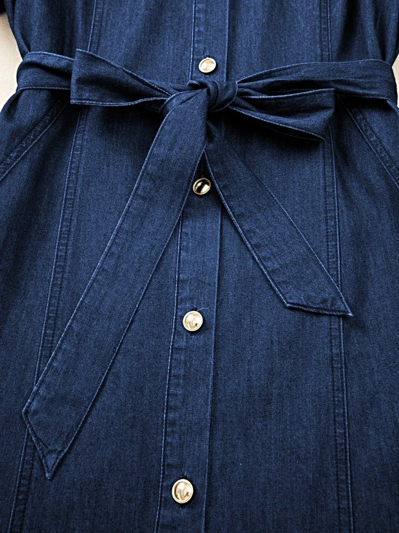 Stijlvolle denim jurk met ceintuur en knoopsluiting, klassieke midi-lengte, 100% katoen, niet-elastisch.