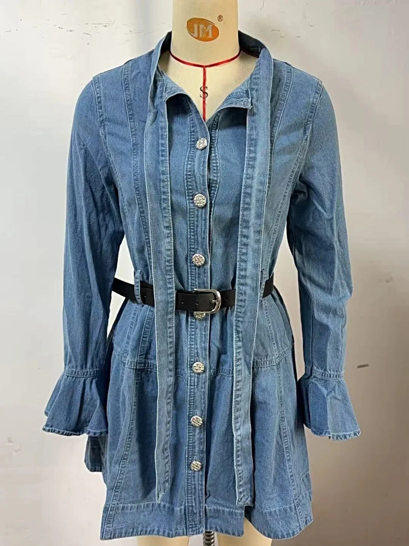 Stijlvolle denimjurk met ruchesmouwen, knoopsluiting aan de voorkant en strik- en ceintuur.