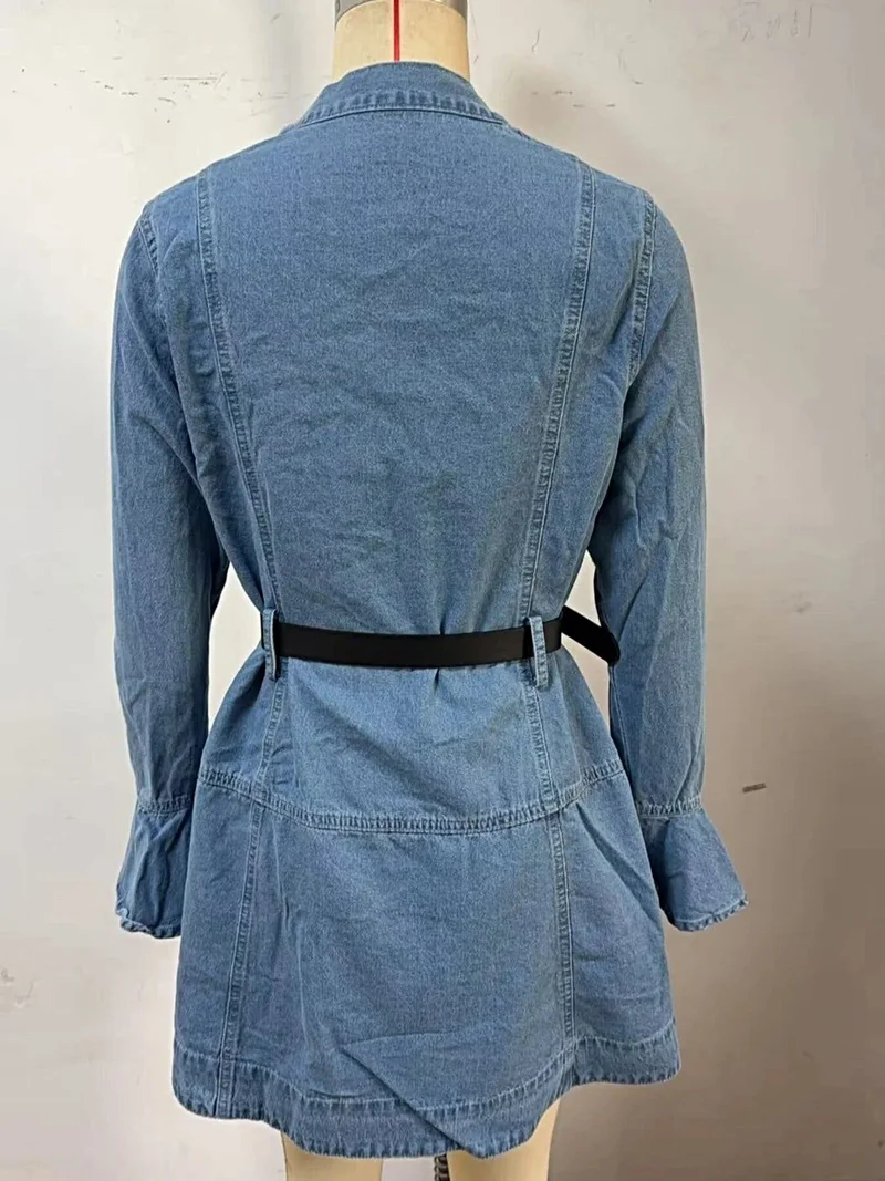 Stijlvolle denimjurk met ruchesmouwen, knoopsluiting aan de voorkant en strik- en ceintuur.